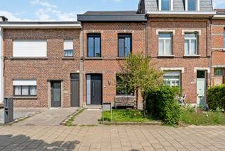 Deze volledig gerenoveerde en energiezuinige woning, gelegen in de groene en residentiële wijk Duivelshoek/ Oversnes te Wilrijk, vormt een...