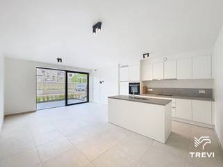 <p><span>Située dans le projet Mench à Schaerbeek, cette maison neuve combine espace, confort et modernité dans un environnement résidentiel calme et verdoyant.</span></p>
<p><span>Le projet s’organise autour d’un grand jardin commun paysager, tout en offrant une excellente accessibilité grâce à la proximité des transports, commerces et grands axes. </span></p>
<p><span>La maison se compose au rez-de-chaussée d’un vaste séjour lumineux avec cuisine ouverte super-équipée, donnant accès à un extérieur. Un espace buanderie et un WC invités complètent ce niveau.</span></p>
<p><span>À l’étage, vous trouverez trois chambres confortables, dont une avec balcon, ainsi que deux salles d’eau modernes. Un bien idéal pour une famille à la recherche d’un logement neuf, durable et bien situé.</span></p>
<span>Les performances énergétiques sont excellentes avec un PEB A grâce à des équipements de pointe : pompe à chaleur, panneaux solaires, système double flux, chauffage au sol, matériaux de qualité et finitions soignées. Faibles provisions. Libre immédiatement. Possibilité de louer un emplacement de parking en supplément (avec ou sans borne de recharge). </span>Mesures données à titre indicatif.<br /><br />Composition :<br />
<ul>
<li>Hall d'entrée</li>
<li>WC</li>
<li>Buanderie</li>
<li>Séjour avec cuisine full équipée</li>
</ul>
R+1<br />
<ul>
<li>Hall de nuit</li>
<li>WC</li>
<li>Salle de bains</li>
<li>3 chambres</li>
<li>Salle de douche</li>
</ul>