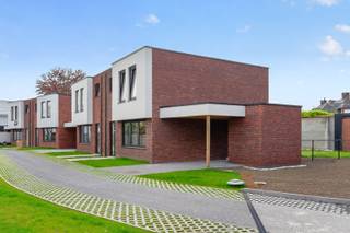 Casco nieuwbouwwoning met 3 slaapkamers en zuid-tuin gelegen op een ideale toplocatie. In een zeer rustige omgeving op slechts 100 meter van het dorpscentrum. Energiezuinig en duurzaam dankzij recente technieken zoals een warmtepomp, vloerverwarming, ventilatiesysteem, regenwaterrecuperatie, zonnepanelen, .... Deze tijdloze woning heeft volgende indeling: GLV – inkomhal; gastentoilet; lichtrijke woonkamer en open keuken met directe toegang tot terras en tuin; berging (WM/DK en technieken). Bovenverdieping – 3 volwaardige slaapkamers en ruime badkamer. Terras en tuinzones worden aangelegd. De tuin wordt volledig omheind. <br />U deze woning nog volledig inrichten naar keuze en smaak. Keuken, badkamer, sanitair, vloeren, trap en deuren kunt u nog helemaal afwerken in uw eigen stijl conform het lastenboek. De woning wordt verkocht onder stelsel van registratierechten (grond) en BTW (woning). Een ondergrondse parking en berging zijn verplicht aan te (huur-)kopen. <br />Wenst u voortaan stressvrij en energiezuinig te wonen in alle comfort? Contacteer 0479 01 00 00 of info@avantivastgoed.be<br />We helpen u graag verder!