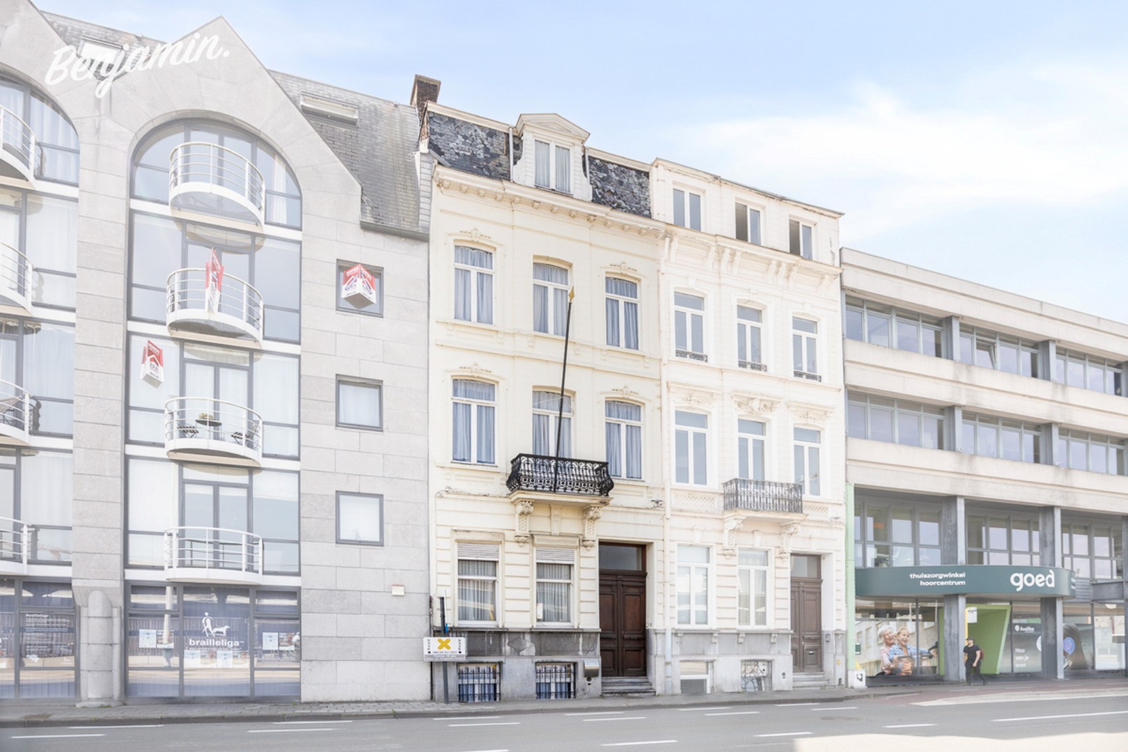 Karaktervol herenhuis met 5 slaapkamers, zuidgerichte tuin en garage in hartje Kortrijk - foto 1