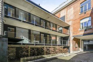 <p><span><strong>Twee verhuurde studentenkamers als interessante investering</strong><br /><br />In het karaktervolle Huys Van Portugael aan Kipdorp 6 worden twee instapklare en verhuurde studentenkamers gezamenlijk te koop aangeboden.</span></p>
<p><span>De voormalige brandweerkazerne werd stijlvol herontwikkeld tot een kwaliteitsvolle studentenresidentie rond een rustige, afgesloten binnenkoer. Dankzij de centrale ligging bevinden de Universiteit Antwerpen, verschillende hogescholen, winkels, openbaar vervoer en het historische stadscentrum zich allemaal op wandelafstand.</span></p>
<p><span>Beide kamers bevinden zich op de derde en hoogste verdieping en worden volledig bemeubeld aangeboden.<br /><br /><strong>Studentenkamer 2.01</strong></span></p>
<p><span>Deze kamer heeft een oppervlakte van circa 16 m² en beschikt over een praktische indeling met bed, bureau en ruime kleerkast. Dankzij het bijkomende zijraam geniet de kamer van extra natuurlijke lichtinval.</span></p>
<p><span>De privatieve badkamer is uitgerust met een douche, lavabo en toilet.</span></p>
<p><span>De huidige basishuur bedraagt €475 per maand en wordt vanaf het volgende academiejaar verhoogd naar €485 per maand, telkens vermeerderd met €80 vaste kosten.<br /><br /><strong>Studentenkamer 2.02</strong></span></p>
<p><span>Deze kamer heeft een oppervlakte van circa 14 m² en wordt eveneens bemeubeld aangeboden met bed, bureau en kleerkast.</span></p>
<p><span>De kamer beschikt over een private douche en toilet. De lavabo werd praktisch geïntegreerd in de kamer zelf.</span></p>
<p><span>De huidige basishuur bedraagt €455 per maand en wordt vanaf het volgende academiejaar verhoogd naar €465 per maand, telkens vermeerderd met €80 vaste kosten.<br /><br /><strong>Gemeenschappelijke voorzieningen</strong></span></p>
<p><span>De bewoners kunnen gebruikmaken van uitgebreide gemeenschappelijke faciliteiten:</span></p>
<span>- Volledig uitgeruste keuken met individuele lockers</span><br /><span>- Ontspanningsruimte van meer dan 80 m²</span><br /><span>- Zuid-oostgericht terras, gedeeld per drie kamers</span><br /><span>- Ruime fietsenstalling</span><br /><span>- Rustige en afgesloten binnenkoer</span><br /><br /><strong>Interessant investeringspakket</strong><br />
<p><span>Beide kamers zijn momenteel verhuurd en genereren daardoor vanaf de aankoop een onmiddellijke huuropbrengst.</span></p>
<p><span>Vanaf het volgende academiejaar bedraagt de gezamenlijke basishuur €950 per maand of €11.400 per jaar, exclusief de maandelijkse vaste kosten van €80 per kamer.<br /><br /><strong>Troeven</strong></span></p>
<span>- Twee afzonderlijke studentenkamers</span><br /><span>- Beide kamers momenteel verhuurd</span><br /><span>- Gezamenlijke basishuur van €11.400 per jaar</span><br /><span>- Volledig bemeubeld</span><br /><span>- Privatief sanitair</span><br /><span>- EPC-label B</span><br /><span>- Uitgebreide gemeenschappelijke voorzieningen</span><br /><span>- Karaktervolle en kwalitatieve residentie</span><br /><span>- Topligging in de Antwerpse universiteitsbuurt</span><br />
<p><span>Een interessante opportuniteit voor investeerders die hun investering willen spreiden over twee verhuurde studentenkamers op een centrale en bijzonder gegeerde studentenlocatie.</span></p>
<p><span>Voor meer informatie, de huurovereenkomsten of een afspraak ter plaatse kunt u contact opnemen met Xander via </span><span>xander@reds.be</span><span> of +32 497 18 10 84.</span></p>