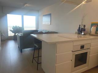 Gezellig 1 slaapkamer appartement met terras en frontaal zeezicht.Volledig gerenoveerd en smaakvol ingericht appartement.Het appartement bestaat uit:...
