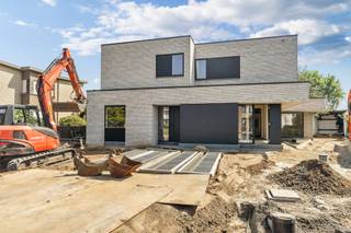<p>Ruime luxueus afgewerkte nieuwbouwwoning met 3 slaapkamers en tuin.</p><p>Op zoek naar een moderne, energiezuinige en instapklare woning met alle hedendaagse comfort? Deze luxueus afgewerkte nieuwbouwwoning aan de Blaasveldstraat 149B in Tisselt combineert hoogwaardige afwerking met energiezuinig wonen.</p><p>De woning beschikt over 3 volwaardige slaapkamers en is volledig voorzien van ingemaakte kasten, waardoor er overal optimaal gebruik wordt gemaakt van de beschikbare ruimte en u meteen over voldoende opbergruimte beschikt.</p><p>De stijlvolle keuken is volledig uitgerust en biedt alles wat nodig is voor comfortabel dagelijks gebruik. Ook de badkamer is compleet ingericht en voorzien van alle nodige sanitaire voorzieningen.</p><p>Een absolute troef is het aangename binnenklimaat dankzij de combinatie van vloerverwarming en vloerkoeling. Zo geniet u zowel tijdens de winter als tijdens warme zomerdagen van een aangename temperatuur.</p><p>Dankzij het E-peil onder 20 is de woning bijzonder energiezuinig en klaar voor de toekomst.</p><ul><li><p>zonnewering aanwezig </p></li></ul><ul><li><p>beschikbaar vanaf 24 september 2026</p></li><li><p>Vraag uw bezoek uitsluitend aan via de website van Malines Group!</p></li></ul>
