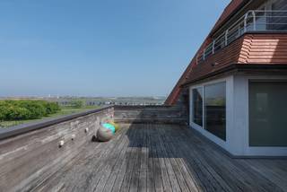 Gelegen aan de Albert-I-Laan tussen Nieuwpoort-Bad &amp; Nieuwpoort-Stad bevindt zich dit unieke duplex dakappartement dat luxe, ruimte en een ongeëvenaard uitzicht combineert. Met een royale bewoonbare oppervlakte en meerdere terrassen biedt deze eigendom een exclusieve woonervaring met panoramisch zicht op het Maritiem Park, de havengeul, de jachthaven en het natuurgebied De Ijzermonding. Dit appartement blinkt uit door zijn uitzonderlijke buitenruimtes. Het zeer grote, zongerichte dakterras vormt een échte troef, ideaal om in alle rust te genieten van het fenomenale uitzicht. Daarnaast is er een terras aan de woonkamer, perfect voor een ontspannen koffiemoment, er zijn extra zongerichte terrassen aan de slaapkamers, waardoor elke ruimte een directe connectie met het buitenleven heeft. <br />Binnen zorgt de luxueuze afwerking voor een warm en elegant interieur, met lichtrijke leefruimtes die naadloos aansluiten op de terrassen. De 3 ruime slaapkamers en 2 stijlvolle badkamers bieden alle comfort voor zowel permanente bewoning als een luxueus tweede verblijf. Dankzij de centrale doch rustige ligging zijn de winkels, restaurants en de bruisende sfeer van Nieuwpoort vlakbij, terwijl de nabijgelegen haven en natuurgebieden een unieke maritieme charme toevoegen.<br />Dit appartement is bovendien de ideale uitvalsbasis om te genieten van alles wat Nieuwpoort te bieden heeft. Of je nu houdt van een ontspannende wandeling langs de waterkant, een fietstocht door het natuurgebied, of simpelweg wil genieten van de zon op een van je terrassen, hier vind je het allemaal. Voor extra gemak is er ook de mogelijkheid tot aankoop van een ondergrondse garagebox en/of een autostaanplaats. <br />Indeling: inkomhal, apart toilet, aparte berging, lichtrijke woonkamer uitgevend op het terras aan de voorzijde en het grote dakterras, luxe-keuken met massief granieten blad compleet voorzien van Miele toestellen zoals stoomoven, microgolfoven, oven en koffiemachine, 2 ruime slaapkamers voorzien van ingemaakte kasten met eigen badkamer voorzien van wastafel en aparte douche, deze kamers geven elk uit op een terras aan kant van de Albert-I-Laan en één van beide kamers heeft directe toegang tot het grote dakterras, op de 5e verdieping vinden we de master-bedroom compleet met ingemaakte maatkasten, apart bureau, 2e badkamer met dubbele wastafel en ligbad alsook een apart toilet.<br />Een zeldzame kans voor wie op zoek is naar een ruim en luxueus dakappartement met een ongeëvenaard uitzicht.<br />EPC: 245 kWh/m². Vraagprijs: 1195000€