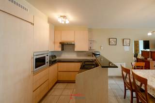 Geniet van al wat dit ruime, gemeubelde appartement te bieden heeft de 4 seizoenen rond! Op uw beide ruime terras is zalig vertoeven de ganse dag door.<br />3 volwaardige slaapkamers, een ruime leefruimte met volledig uitgeruste keuken zijn slechts enkele troeven die deze topper in zijn segment te bieden heeft!<br />Ideaal voor vaste bewoning of als uitvalsbasis aan zee.<br />Mogelijkheid om een riante garage bij te huren in het gebouw aan 150 EUR huur per maand.<br />75 EUR voorschot syndicuskosten per maand. EPC = 211 = Label C