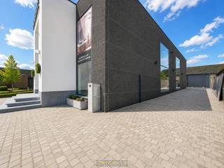 MULTIFUNCTIONEEL BEDRIJFSGEBOUW met UITSTEKENDE VISIBILITEIT langs de N8 tussen OUDENAARDE, ZOTTEGEM en BRAKEL. Dit MODERNE gebouw, opgericht in 2012 en uitgebreid met een VERNIEUWD MEZZANINEGEDEELTE in 2022, biedt TAL VAN MOGELIJKHEDEN voor ondernemers, dienstverleners en vrije beroepen. Dankzij de FLEXIBELE INDELING leent het pand zich perfect als DIENSTVERLENINGSCENTRUM, MEDISCH CENTRUM, GROEPSPRAKTIJK, KANTOORCOMPLEX, SHOWROOM of COMBINATIE VAN VERSCHILLENDE ACTIVITEITEN. De ruime oppervlaktes bieden plaats aan ONTVANGSTRUIMTES, PRAKTIJKLOKALEN, VERGADERRUIMTES, BURELEN, SHOWROOMS, ATELIERS en OPSLAGRUIMTES. Het gebouw is uitgerust met MODERNE TECHNIEKEN en biedt een PROFESSIONELE UITSTRALING voor uiteenlopende activiteiten. Het mezzaninegedeelte kan bovendien ingericht worden als BOARDROOM, EXCLUSIEVE KANTOORRUIMTE, GALERIJ of aanvullende PRAKTIJKRUIMTES. Vooraan geniet u van een RUIME PRIVATIEVE PARKING voor cliënteel en medewerkers. Achteraan bevinden zich nog een GROTE LOODS en een AANSLUITEND PERCEEL WEIDE met PRACHTIGE VERGEZICHTEN OVER DE VLAAMSE ARDENNEN.<br /><br /><br />Adres: Hauwaart 109 te Oudenaarde
