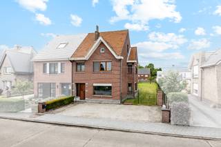 <p><strong>Ligging &amp; indeling</strong><br />In Assenede bevindt zich deze verzorgde en recent gerenoveerde woning met een statige uitstraling en een bijzonder aangename ligging nabij het centrum. Deze instapklare woonst combineert ruimte, comfort en een praktische indeling met een zonnige tuin.</p>
<p>Bij het betreden van de woning valt meteen de nette afwerking en het verzorgde karakter op. De leefruimtes genieten van een aangename sfeer en bieden voldoende ruimte voor het hele gezin. De woning wordt verwarmd via centrale verwarming op aardgas, wat zorgt voor comfortabel wonen.</p>
<p>Op de verdieping beschikt de woning over drie slaapkamers. Daarnaast is er een ruime zolder aanwezig die bereikbaar is via een vaste trap. Deze ruimte biedt tal van mogelijkheden, zoals extra slaapkamers, een hobbyruimte, bureau of extra opslag.</p>
<p>Buiten geniet u van een zuidgerichte tuin waar u de hele dag door van de zon kan genieten. Dankzij de gunstige ligging woont u bovendien op korte afstand van het centrum van Assenede, winkels, scholen en andere voorzieningen.<br /><br /><strong>Troeven</strong></p>
<ul><li><strong>Statige uitstraling</strong></li><li><strong>3 Volwaardige slaapkamers</strong></li><li><strong>GEEN RENOVATIE-VERPLICHTING (EPC-D)</strong></li><li><strong>Ruime zolder met vaste trap</strong></li><li><strong>Centrale verwarming op aardgas</strong></li><li><strong>Zuidgerichte tuin</strong></li><li><strong>Nabij het centrum van Assenede</strong></li><li><strong>Instapklaar en verzorgd onderhouden</strong></li><li><strong>Droge kelderruimte</strong></li></ul>
<strong>UW DROOMWONING? ZO GEVONDEN!</strong><br />