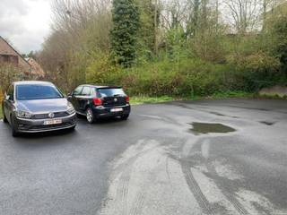 immo DAVID propose : cinq emplacements de parking extérieurs à vendre, chacun au prix de 12.500 €. Ils bénéficient d’un emplacement idéal à...