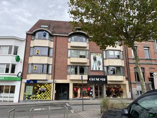 <strong>LIGGING , LIGGING, LIGGING !</strong><br />Beschikbaar vanaf <strong>1 juli 2026. </strong><br />Dit  instapklaar appartement op de markt van Izegem is gelegen op de derde verdieping.  Het lichtrijk appartement beschikt over 2 slaapkamers waarvan 1 met ingemaakte kast. De ruime living met eetkamer kijkt uit op de markt. Daarnaast bevindt zich de volledig uitgeruste keuken met aansluitend een praktische berging (voorzien voor wasmachine en droogkast). De badkamer beschikt over een wastafel en een inloopdouche. Een gastentoilet bevindt zich in de inkomhal. <br />In de kelderverdieping  is er een bering en een garage/staanplaats voorzien.<br /><strong>Nog niet overtuigd?</strong><br />- LAAG EPC<br />- Verwarming op gas<br />- AIRCO aanwezig<br />- Terras aanwezig (via slaapkamer achteraan)<br />- Videofonie<br /><strong>Prijs 725€/maand (staanplaats en syndic inbegrepen) </strong><br />Went u graag een bezoekje: www.immo-casa.be