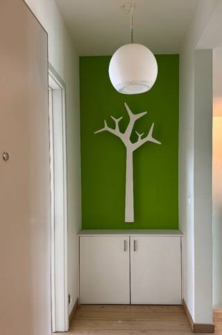 TE HUUR – Gent. Op zoek naar een stijlvolle en functionele kantoorruimte op een vlot bereikbare locatie in Gent? Dit modern en uitstekend onderhouden kantoor van ca. 80 m² combineert comfort, licht en een professionele uitstraling. De ruimte is ingedeeld in twee royale kantoorvertrekken en geniet dankzij de grote raampartijen van een overvloed aan natuurlijk daglicht, wat zorgt voor een aangename en inspirerende werkomgeving. Daarnaast beschikt het kantoor over een praktische keuken en privatieve sanitaire voorzieningen.<br /><br />De centrale ligging op de Kouter vormt een absolute troef. Het kantoor is uitstekend bereikbaar met het openbaar vervoer en in de onmiddellijke omgeving is ruime parkeermogelijkheid voorzien. <br />Er is mogelijkheid tot het huren van een staanplaats in het gebouw. Bovendien bevinden tal van restaurants, winkels en andere faciliteiten zich vlakbij, wat deze locatie bijzonder aantrekkelijk maakt voor zowel medewerkers als bezoekers.<br /><br />Huurprijs: €1.500/maand