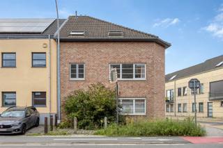 <p><span>In het centrum van Wezemaal, nabij verschillende winkels, het treinstation en alle belangrijke invalswegen, zijn wij verheugd, dit lichtrijk en instapklaar duplexappartement met ruime zolder, gelegen in de Eektstraat, te koop aan te bieden. Het appartement, met een bewoonbare oppervlakte van 74 m², bevindt zich op de tweede en derde verdieping van een kleinschalige residentie met bouwjaar 1994 en beschikt over een gunstig EPC-label B. De tweede verdieping omvat een inkomhal, een gastentoilet en een aangename leefruimte van 29 m², die dankzij de vele raampartijen geniet van bijzonder veel natuurlijke lichtinval. Aansluitend bevinden zich de praktisch ingerichte keuken en een handige berging/wasplaats. Op de derde verdieping bevinden zich een nachthal, een badkamer met douche en twee volwaardige slaapkamers van 24 m² en 15 m². Een absolute meerwaarde is de grote zolder, die heel wat bijkomende bergruimte biedt en rechtstreeks vanuit het appartement toegankelijk is. Ook op technisch vlak werd reeds geïnvesteerd: zo werd de individuele gasketel in 2025 volledig vernieuwd. Kortom, dit energiezuinig en instapklaar duplexappartement met twee volwaardige slaapkamers en heel wat bijkomende bergruimte, op een centrale en strategische ligging in het centrum van Wezemaal, is uw bezoek meer dan waard. Voor snelle beslissers! </span></p>