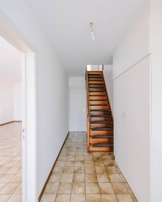 <p><span>DESTELBERGEN - Maison familiale clé en main près du centre de Destelbergen</span></p><p><span> </span></p><p><span>Située à la Galgenberglaan 17 à Destelbergen, nous trouvons cette maison familiale prête à être emménagée.</span></p><p><span> </span></p><p><span>Ses principaux atouts en bref :</span></p><ul><li><span>Situation centrale à quelques pas des commerces, écoles, transports en commun, etc.</span></li><li><span>Accès facile aux autoroutes R4 et E17</span></li><li><span>Grande allée et jardin de ville </span></li><li><span>3 chambres à coucher</span></li><li><span>2 salles de bains </span></li></ul><p><span> </span></p><p><span>L'agencement est le suivant :</span></p><p><span>Rez-de-chaussée : </span></p><p><span>Le hall d'entrée mène à la salle à manger et au salon, qui se prolonge par la cuisine équipée. Une pièce de rangement pratique se trouve à côté. </span></p><p><span>Le rez-de-chaussée comprend également une salle de bains avec douche, lavabo et toilettes.</span></p><p><span>Enfin, un agréable jardin de ville est accessible depuis la cuisine. </span></p><p><span> </span></p><p><span>L'étage : </span></p><p><span>Au premier étage, il y a 3 chambres à coucher et une deuxième salle de bains, équipée d'une baignoire, d'un lavabo et de toilettes. </span></p><p><span> </span></p><p><span>Grenier :</span></p><p><span>Grenier spacieux avec potentiel (44 m²).</span></p><p><span> </span></p><p><span>Important : </span></p><p><span>Prix indicatif : 445 000 EUR</span></p><p><span>EPC : B </span></p>