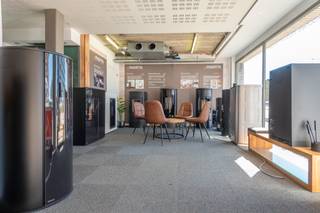 Bent u op zoek naar de perfecte locatie voor uw kantoor of bedrijf? Zoek niet verder! Dit handelsgelijkvloers biedt een uitstekende kans om uw bedrijf te vestigen op een toplocatie met de mogelijkheid tot parkeervoorzieningen.<br />Dit pand biedt een ruime en veelzijdige indeling, waardoor het ideaal is voor verschillende soorten bedrijven en kantoorindelingen. <br />Onmiddellijk beschikbaar!<br />
<div></div>