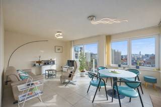 <ul>
<li>Gelegen op de <strong>6e verdieping </strong>van Residentie Westdiep, prachtig open zicht en <strong>zonnig terras</strong> om optimaal te genieten.</li>
<li><strong>Volledig instapklaar: </strong>het kwalitatieve, als nieuwe meubilair kan indien gewenst in het appartement blijven. <strong>Vandaag kopen, morgen genieten!</strong></li>
<li>Topligging vlak bij het strand én het <strong>centrum van Oostende.</strong> Alles op wandelafstand: winkels, openbaar vervoer en voorzieningen!</li>
<li><strong>Indeling: </strong>Inkomhal, lichtrijke leefruimte met toegang tot het terras, open keuken, <strong>2 slaapkamers,</strong> badkamer met toilet, handige berging.</li>
<li><strong>Extra troeven:</strong> ideaal als tweede verblijf, kwalitatief <u><strong>meubilair</strong></u> dat eventueel kan blijven, fietsenberging aanwezig, afvallook voorzien, <strong>mogelijkheid tot aankoop van een autostaanplaats.</strong></li>
<li>Interesse? Een bezoek kan zeer flexibel worden ingepland, ook buiten de kantooruren en in het weekend.</li>
</ul>