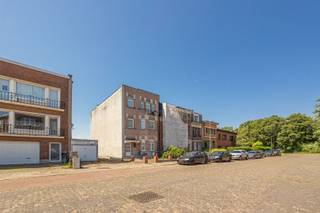 <p>Bouwgrond voor ééngezinswoning – Berchem</p><p> </p><p>Unieke bouwkans in een rustige, residentiële buurt van Berchem! Op een uitstekende locatie bevindt zich deze ruime bouwgrond in de Jules Bilmeyerstraat 40, op wandelafstand van winkels, scholen, openbaar vervoer en de gezellige Berchemse horeca.</p><p> </p><p>Dit perceel van ca. 299 m² laat toe een kwalitatieve ééngezinswoning te bouwen van 3 bouwlagen met plat dak en een bouwdiepte van 17 meter. De buurt wordt gekenmerkt door hoofdzakelijk ééngezinswoningen en het perceel is perfect afgestemd op deze typologie — ideaal voor wie op zoek is naar de perfecte locatie om een ruime gezinswoning te realiseren.</p><p> </p><p>Dankzij de vlotte verbindingen richting het centrum van Antwerpen en de nabijgelegen invalswegen combineert u hier rustig wonen met een uitstekende bereikbaarheid.</p><p> </p><p>Contacteer ons voor meer info.</p><p> </p><p><span>-</span><span> </span>Gegeerde ligging in Berchem</p><p><span>-</span><span> </span>Perceel van ca. 299 m²</p><p><span>-</span><span> </span>3 bouwlagen met plat dak</p><p><span>-</span><span> </span>Bouwdiepte tot 17 m</p><p><span>-</span><span> </span>Ideaal voor ruime ééngezinswoning</p><p><span>-</span><span> </span>Uniek aanbod in deze buurt</p><p><span>-</span><span> </span>Momenteel 5 verhuurde garageboxen</p><p> </p><p>Laat ons iets weten voor meer informatie op stad@sinjoor.be of 03 283 05 00.</p>
