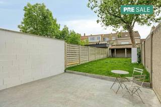 Volledig gerenoveerde woning, gelegen aan de Oostendse Steenweg, vlakbij de Scheepsdalelaan, Houtkaai en de Steenkaai, in het centrum van Sint-Pieters. De woning combineert modern wooncomfort met een hoogwaardige afwerking van natuurlijke materialen en blinkt uit in energetische duurzaamheid en energiezuinigheid. <br /><br />Indeling van het huis:<br /><br />Gelijkvloers:<br />- Uitnodigende inkomhal;<br />- Ruime technische berging met plaats voor fietsen;<br />- Apart gastentoilet;<br />- Royale geïnstalleerde keuken<br />- Gezellige woonkamer met zicht op de royale, zuidwestgerichte tuin. <br /><br />Eerste verdieping:<br />- Comfortabele badkamer, uitgerust met een ligbad en een inloopdouche;<br />- Royale slaapkamer aan de tuinzijde;<br />- Veelzijdige kamer ideaal als bureau of hobbyruimte. <br /><br />Tweede verdieping:<br />- Nachthal;<br />- Badkamer met inloopdouche;<br />- Tweede slaapkamer;<br />- Derde slaapkamer;<br />- Praktische stapelzolder die voor extra bergruimte zorgt. <br /><br />Extra voordeel: deze woning valt onder het stelsel van de verkooprechten, met mogelijkheid tot het verlaagde tarief van 2%, en wordt dus niet onder het btw-stelsel verkocht. <br />Om de hoogwaardige renovatie van deze woning te onderstrepen, krijgt u tijdens het plaatsbezoek inzage in het volledige postinterventiedossier. Dit uitgebreide dossier bevat meer dan 1.000 foto’s en alle gedetailleerde informatie over de uitgevoerde renovatiewerken.<br /><br />De eigendom wordt aangeboden via de Pre-sale formule. Op 26/09/2026 tussen 10:00 en 12:00 kan u het huis op afspraak komen bezichtigen en een bod uitbrengen. De vermelde prijs is een instelprijs. Voor meer info, gelieve contact op te nemen met de dossierverantwoordelijke.<br /><br />Bestuursmaatregelen in het maatregelenregister: in aanvraag