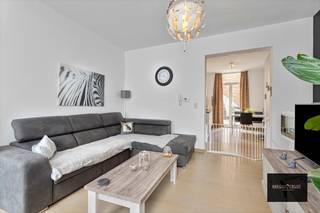 Dit leuk triplex appartement bevindt zich vlakbij de watertoren, winkels, openbaar vervoer en de haven van Turnhout. Via de inkomhal op de...