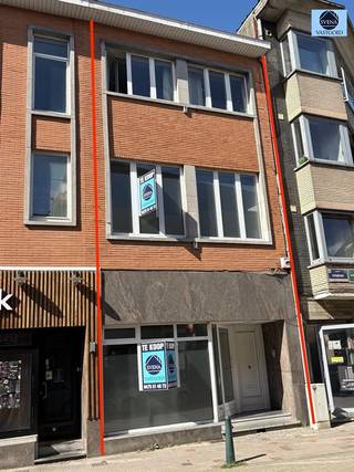 <p><span>ZEER GOED GELEGEN INVESTERINGSPAND TE NINOVE</span></p><p><span>Richtprijs : 299.000 euro</span></p><p><span> </span></p><p><span>Zeer goed gelegen investeringspand in de nabijheid van station en het centrum.</span></p><p><span>Op het gelijkvloerse verdiep is er een handelspand van +- 75 m².</span></p><p><span>Op de eerste verdieping is er een zeer ruime lichtrijke living met een terrasje achteraan, een keuken en een berging.</span></p><p><span>Op de tweede verdieping zijn er 3 kamers en een badkkamer met lavabo en bad.</span></p><p><span>Er is een aparte douchekamer.</span></p><p><span>Het Epc attest is E.</span></p><p><span>Electriciteit is conform tot 2047.</span></p><p><span> </span></p><p><span>Aarzel niet en bel 0475/51.40.73 of email info@svena.be.</span></p><p><span>Stedenbouwkundig uittreksel/inlichtingen in aanvraag!</span></p><p><span>Deze gegevens zijn louter informatief en wij kunnen niet aansprakelijk gesteld worden voor eventuele onjuistheden.</span></p><p><span>De bewoonbare oppervlakte is slechts indicatief.</span></p><p><span> </span></p>