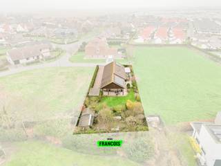 Deze charmante bungalow is gelegen in een rustige en gegeerde villawijk in Harendijke en werd gebouwd in 1991. De woning combineert een praktische indeling met aangename leefruimtes en biedt tal van mogelijkheden voor wie comfortabel en gelijkvloers wil wonen.<br /><br />Bij het betreden van de woning komt u in een ruime inkomhal met gastentoilet. Aansluitend bevindt zich de lichtrijke leefruimte, die rechtstreeks toegang biedt tot de zonovergoten veranda. De aangrenzende keuken is volledig uitgerust met alle nodige toestellen en biedt voldoende ruimte voor dagelijks gebruik. Verder beschikt de woning over drie volwaardige slaapkamers, een praktische badkamer met inloopdouche en een handige berging.<br /><br />Een absolute troef is de ruime garage, die samen met de woning voorzien is van een zolderverdieping, wat extra opslagruimte creëert. Ook het buitengedeelte biedt extra comfort, met een praktische carport en de aanwezigheid van een regenwaterput.<br /><br />Op technisch vlak behaalt de woning een EPC-score D en wordt ze verwarmd via centrale verwarming op stookolie. Daarnaast zijn er zonnepanelen aanwezig, wat bijdraagt aan een lagere energiekost. Extra gezelligheid en warmte worden geboden door de gaskachel, aangesloten op een propaangastank in de tuin.<br /><br />Kortom, een solide en verzorgde bungalow met veel potentieel, gelegen op een toplocatie in een rustige villawijk.<br /><br />