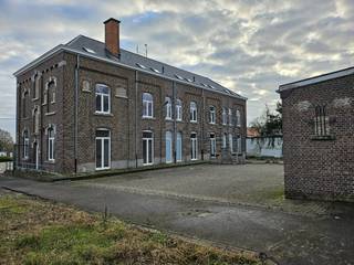 Gerenoveerde eengezinswoning gelegen in Rijkswachtkazerne te Riemst.Woning 3 heeft een woonoppervlakte van  178 m².Indeling:Gelijkvloers: inkom -...