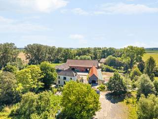 <p>Ontdek het uitzonderlijke potentieel van Domaine de Jaurieu — een iconisch domein waar charme, authenticiteit en commerciële mogelijkheden naadloos samenkomen op een prachtig terrein van een 4700m2, (mogelijkheid 3 hectare extra bij te kopen).</p><p>Achter de indrukwekkende oprijlaan ontvouwt zich een unieke eigendom met een karaktervolle historische vierkantshoeve rond een sfeervol binnenplein en terras, omgeven door groen, een idyllische vijver en ruime parkeermogelijkheden. <br />Dit veelzijdige domein biedt vandaag al een sterke uitbatingsbasis, maar vooral een zeldzaam toekomstpotentieel voor ondernemers, investeerders of hospitality-concepten die op zoek zijn naar een locatie met uitstraling én mogelijkheden.</p><p>Het domein beschikt over alle nodige vergunningen voor het organiseren van evenementen tot 400 personen, de uitbating van een restaurant/taverne met overnachtingsmogelijkheden, een feestzaal en het houden van hoevedieren. Dankzij de parkingcapaciteit van maar liefst 230 wagens is het domein bovendien perfect uitgerust voor grootschalige events, seminaries, huwelijksfeesten, bedrijfsevents of exclusieve hospitalityconcepten.</p><p>Met meer dan 2.400 m² bruikbare binnenruimte biedt deze eigendom talloze exploitatemogelijkheden: van eventlocatie, hotel- en restaurantuitbating tot wellnessconcept, retreat, co-housingproject, seminariecentrum of exclusieve privéresidentie met professionele activiteit.</p><p>Een zeldzame opportuniteit voor wie op zoek is naar een karaktervolle toplocatie met geschiedenis, uitstraling en uitzonderlijk veel ontwikkelingspotentieel.</p>