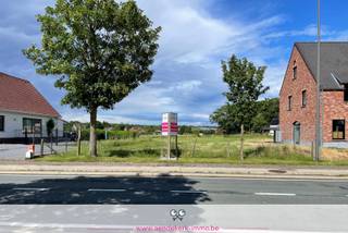 Op zoek naar een ruim perceel voor een vrijstaande woning, mét een mooie ruime tuin ? Dan is dit perceel aan de Trichterweg in Zutendaal absoluut het bekijken waard.<br /><br />Deze bouwgrond heeft een oppervlakte van 1.518 m² en geniet van een perceelbreedte van ca. 17 meter aan de straatzijde. Achteraan verbreedt het perceel bovendien tot ca. 30 meter, wat zorgt voor een uitzonderlijk ruime en open tuinbeleving.<br /><br />De ligging aan de Trichterweg zorgt daarnaast voor een vlotte verbinding tussen Zutendaal en Lanaken, met een goede bereikbaarheid richting omliggende gemeenten en de E314.<br /><br />Het perceel bevindt zich bovendien in de groenste gemeente van Vlaanderen oftewel in een omgeving die bekendstaat om haar uitgestrekte bossen, wandelroutes en fietsmogelijkheden, maar tegelijk ook een vlotte dagelijkse bereikbaarheid biedt.<br /><br />Dit perceel richt zich in het bijzonder tot kandidaat-kopers die op zoek zijn naar een ruim bouwperceel met een aangename tuinoriëntatie, extra breedte achteraan en een woonomgeving met een vlotte bereikbaarheid.