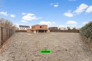 Villa in afwerkingsfase - bezoek ter plaatse mogelijk op afspraak. Uiterst ruim perceel. Energiezuinig E30. 2 badkamers en 4 slaapkamers...