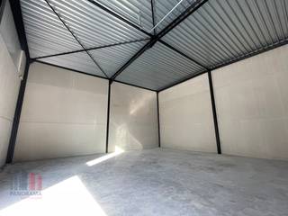 Nieuwbouw KMO-unit met een oppervlakte van +/- 164 m² en 1 privatieve parkeerplaats te huur. Fantastisch gelegen langs de Kwadestraat in de schaduw van het Westwing Park.<br /><br />Het casco magazijn is opgebouwd uit een staalconstructie met een buitenschil bestaande uit een combinatie van geïsoleerde betonpanelen en sandwichpanelen. De loods, brandklasse B, heeft een vrije hoogte van +/- 6 meter en is toegankelijk via een automatische sectionale poort (4 m B x 4,5 m H) met een aparte toegangsdeur en glaspartij. Verder is er verlichting, water en elektriciteit aanwezig. <br /><br />De unit maakt deel uit van het bedrijvenpark "Hexahub" dat ondernemen combineert met een knappe architectuur. De strategische ligging, pal in het hart van ondernemend Roeselare, aan afrit Rumbeke, AZ Delta en Westwing Park, zorgt voor een vlotte bereikbaarheid en biedt een uitstekende uitvalsbasis voor de hele regio.<br /><br />Ruime parkeer- en manoeuvreerruimte voorzien op het terrein. <br />Onmiddellijk beschikbaar.<br /><br />Contacteer PANORAMA B2B voor bijkomende inlichtingen, plannen of een vrijblijvend plaatsbezoek 050 300 800.