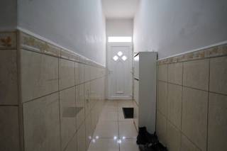 Hier binnenkomen is gewoon je meubels zetten, klaar.Niets hoeft nog te worden gedaan... of misschien toch, opnieuw een wc beneden voorzien, die was...