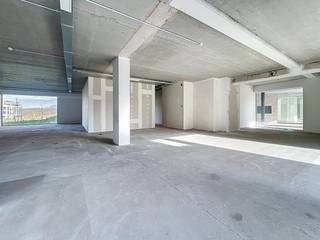 In het prestigieuze nieuwbouwproject Groenloo, gelegen op de voormalige Kodaksite in Vilvoorde, bieden wij nog 5 moderne kantoorruimtes te huur aan. Deze unieke locatie combineert een vlotte bereikbaarheid met een groene, hedendaagse werkomgeving.Kenmerken:- Oppervlakte: 245 m²- Huurprijs: € 2.450 / maand- Casco oplevering: volledige vrijheid om de ruimte naar eigen smaak en noden in te richten- Moderne nieuwbouw met kwalitatieve uitstraling- Gelegen in een dynamische en groeiende omgevingDaarnaast zijn er ook nog:- Staanplaatsen beschikbaar- Bergingen te huurDankzij de strategische ligging nabij belangrijke invalswegen en het centrum van Vilvoorde, is deze locatie ideaal voor ondernemingen die op zoek zijn naar een professionele en vlot bereikbare uitvalsbasis.Troeven:- Nieuwbouwproject met moderne architectuur- Flexibele invulling (casco)- Parkeermogelijkheden en extra opslagruimte- Aantrekkelijke en groene omgevingInteresse? Neem vandaag nog contact op voor meer informatie of een bezichtiging en ontdek de mogelijkheden van uw toekomstige kantoor in Groenloo!