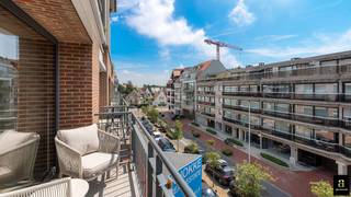 <span>Exclusief en totaal gerenoveerd luxeappartement met uitzonderlijke afwerking op een absolute toplocatie in de prestigieuze Van Bunnenlaan, op enkele stappen van Dumortierlaan, de boetieks en het strand. <br />Het appartement werd met oog voor detail afgewerkt met hoogwaardige materialen, waaronder marmer, designkranen van Gessi, een volledig uitgeruste Miele-keuken met kookeiland en maatwerkkasten. De ruime, lichtrijke leefruimte geeft uit op een zonnig terras aan de voorzijde met een aangenaam open zicht. De stijlvolle open keuken sluit naadloos aan op de leefruimte. De inkomhal is voorzien van een vestiairekast en een gastentoilet. Aansluitend bevindt zich een praktische berging met aansluiting voor een wasmachine. De master bedroom beschikt over ingemaakte maatwerkkasten en een en-suite douchekamer. De tweede ruime slaapkamer is eveneens voorzien van maatwerkkasten. Beide slaapkamers geven toegang tot het rustige terras aan de achterzijde. Verder is er een derde slaapkamer, een tweede stijlvolle douchekamer en een apart toilet in de nachthal.</span><br /><span>Het appartement beschikt bovendien over een privatieve kelder en een gemeenschappelijke fietsenberging. Een inpandige autostaanplaats kan erbij worden aangekocht. </span>