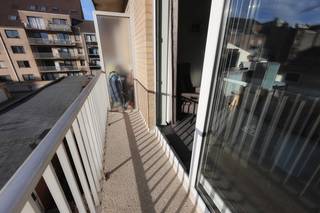 Ce charmant appartement lumineux bénéficie d'un emplacement paisible dans le quartier agréable de Mariakerke, à proximité du Zeedijk, des commerces, des restaurants et des transports en commun. Un emplacement idéal pour ceux qui recherchent un cadre de vie tranquille tout en profitant de toutes les commodités.<br /><br />Situé au deuxième étage, l'appartement s'ouvre sur un hall d'entrée desservant les différentes pièces. Le séjour lumineux avec coin repas bénéficie d'une belle lumière naturelle et s'ouvre sur une terrasse exposée plein sud par une baie vitrée coulissante, où vous pourrez profiter du soleil en toute tranquillité. La cuisine américaine est fonctionnelle et équipée d'une plaque de cuisson électrique, d'un four et d'un réfrigérateur.<br /><br />L'appartement comprend également une salle de bains rénovée avec une douche à l'italienne moderne, un lavabo et des toilettes, ainsi qu'une chambre spacieuse et confortable. Caractéristiques supplémentaires :<br /><br />• Local à vélos disponible dans l’immeuble<br /><br />• Construction : 1991<br /><br />• Possibilité de louer un garage à proximité<br /><br />Un appartement idéal comme résidence principale, secondaire ou investissement, dans un emplacement privilégié près de la mer.<br /><br />Pour une visite ou plus d’informations, veuillez nous contacter par téléphone au 0495/50.69.20 ou par courriel à nicolas@jolieinvest.be