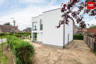 <p>Met een <strong>EPC-label A</strong>, <strong>zonnepanelen</strong>, <strong>vloerverwarming in de volledige woning</strong> én een <strong>conforme elektrische keuring</strong>, ben je helemaal klaar voor de toekomst.</p>
<p>De woning beschikt over <strong>vier volwaardige slaapkamers</strong>, ideaal voor een (groeiend) gezin of wie graag extra ruimte heeft voor een bureau of hobbyruimte. In de <strong>praktische bijkeuken</strong> vind je ingemaakte kasten, perfect voor extra opbergruimte, en aansluitend aan de keuken is er nog een handige <strong>berging</strong>.</p>
<p>De <strong>tuin is nog zelf aan te leggen</strong>, waardoor je ze volledig naar eigen smaak en stijl kan inrichten – een echte troef voor wie van personaliseren houdt.</p>
<p><strong>Ligging</strong>? Top! Je geniet hier van een <strong>vlotte verbinding met het openbaar vervoer</strong>, <strong>winkels in de nabijheid</strong> én een snelle aansluiting met de R4.</p>
<p><strong>Kortom:</strong> een kwaliteitsvolle woning met moderne technieken, energiezuinig én klaar om in te trekken – Contacteer Top Vastgoed voor een bezoek 0475 700 700!</p>