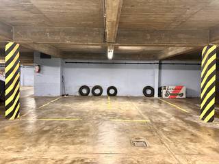 🚗 Overdekte autostaanplaatsen te huur<br />Centraal gelegen, makkelijk bereikbaar en direct beschikbaar, ideaal voor wie zorgeloos wil parkeren in de stad.<br /><br />🅿️ Kenmerken <br />✔️ Overdekte autostaanplaatsen<br />✔️ Perfect onderhouden<br />✔️ Centrale ligging<br />✔️ Geen bijkomende kosten<br />✔️ Huren met vennootschap mogelijk<br /><br />💰 Huurprijs <br />€120 / maand excl. btw, €145,20 / maand incl. 21% btw<br /> Geen extra kosten<br /><br />📍 Voor wie? <br />Ideaal voor bewoners, ondernemers, pendelaars of wie gewoon een veilige, vaste parkeerplek zoekt in de buurt.<br /><br />📞 Interesse? <br />Contacteer ons via 03/203.02.02 of immo@sidimex.be.<br />Wij helpen je met de glimlach 🤍<br /><br />#Sidimex #TeHuurAntwerpen #Autostaanplaats #ParkerenAntwerpen #OverdektParkeren #VennootschapMogelijk #Bijonszituvastgoed