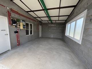 <p>Deze goed onderhouden woning met loods en ruime garage/opslagruimte is rustig gelegen te Ingelmunster en geniet tegelijk van een vlotte bereikbaarheid dankzij de nabijheid van diverse invalswegen. De loods en de ruime garage bieden tal van mogelijkheden (opslag, stockage) voor zelfstandigen, zoals metselaars, tuinaannemer of andere vakmensen, en zijn eveneens geschikt als opslag- of hobbyruimte.</p>
<p>Indeling woning:</p>
<p><u>Gelijkvloers:</u><br />– inkomhal<br />– lichtrijke leefruimte<br />– keuken met eetplaats<br />– 2 slaapkamers<br />– badkamer<br />– berging</p>
<p><u>Eerste verdiep:</u><br />– ruime zolder met vele mogelijkheden</p>
<p>Tuin met terras & stijlvolle tuinberging</p>
<p>Loods & ruime garage/opslagruimte</p>
<p>Algemene info:<br />– EPC: 545 kWh/m² jaar<br />– opp. perceel: 967 m²<br />– CV op mazout<br />– kruipkelder aanwezig<br />– er bestaat de mogelijkheid om de achterliggende woning (nr. 9) mee aan te kopen (perceelsopp: 1125 m²; VP: € 135.000)</p>
<p>Bepaalde beelden zijn digitaal geoptimaliseerd/virtueel ingericht, elementen kunnen licht afwijken van de realiteit. Voor een correcte weergave verwijzen wij naar een plaatsbezoek.</p>
<p>Indien u meer info of een bezoek wenst, contacteer Immo-deal bv: 0486 72 70 73.</p>