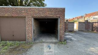 Afgesloten garagebox met ruime toegang.<br /><br />Huurwaarborg gelijk aan 3 maanden huur.<br /><br />Beschikbaar.