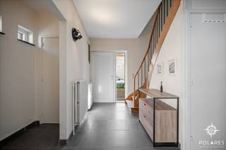** Bezoekdag woensdag 2 en 3 september - Boek uw bezoek via www.polares.eu **<br /><br />Welkom in deze energiezuinige (EPC A!), lichtrijke en praktische woning met 3 slaapkamers, een ruime garage en een aangename tuin, rustig gelegen in een fijne woonwijk in Heverlee.<br /><br />Via de ruime inkomhal met gastentoilet en trap bereik je zowel de keuken als de woonkamer. De ruime woonkamer met grote raampartijen geniet van veel natuurlijk licht en biedt een mooi zicht op zowel het rustige pleintje voor de woning als de eigen achtertuin met terras.<br /><br />Ook vanuit de keuken kijk je uit op de tuin. Ideaal voor gezinnen: terwijl je aan het koken bent, hou je de kinderen gemakkelijk in het oog wanneer ze buiten spelen.<br /><br />Een absolute troef is de zeer ruime en praktische garage. Naast plaats voor een grote wagen is er nog meer dan voldoende ruimte voor fietsen, extra opslag of hobbyspullen.<br /><br />Op de eerste verdieping bevinden zich 3 slaapkamers en een badkamer, uitgerust met douche, ligbad, toilet en dubbele wastafel. Daarnaast is er een aparte, praktische wasruimte.<br /><br />De combinatie van ruimte, licht, een aangename tuin en een rustige ligging in Heverlee maakt deze woning tot een fijne thuis voor wie comfortabel wil wonen met alles binnen handbereik.<br /><br />Benieuwd naar deze woning? Plan je bezoek eenvoudig in via www.polares.eu en ontdek ze zelf!