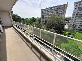 <strong>Hoekappartement</strong> volledig gerenoveerd en geschilderd met terras op de 5e verdieping.<br /><br />Indeling: <br />Inkom, living met open keuken en deuren naarhet ruim terras, waskamer, 3 slaapkamers, badkamer, toilet.<br /><br />Bijzonderheden:<br />Garagebox kan bijgekocht worden aan 27.500 euro.<br />Kelderberging inbegrepen.<br />Afvalbeheer in het gebouw.