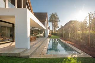 <span>Prachtige nieuwbouwvilla rustig gelegen in tweede lijn aan de Magere Schorre, nabij de Royal Zoute Golf. Indeling van de villa: ruime inkomhal met vestiaire en gastentoilet. Prachtige en lichtrijke leefruimte bestaande uit woonkamer, gashaard, eetkamer en ruime leefkeuken met eethoek, allen uitgevend op het prachtig zuidgericht terras en tuin met zwembad. Bijkeuken/wasplaats/berging. Op de 1ste verdieping: Masterbedroom met dressing en ensuite badkamer (dubbele lavabo, bad, douche en apart toilet), uitgevend op een zuidgericht terras. Nachthal met toilet. Twee ruime slaapkamers met bureau en ingemaakte kasten. Badkamer (dubbele lavabo, bad en douche). Slaapkamer 4 met ingemaakte kasten en ensuite douchekamer (lavabo en douche). Vijfde slaapkamer met ingemaakte kasten en ensuite badkamer (lavabo, douche en bad). Op de zolderverdieping: Technische ruimte en stockage. Garage met ruimte voor 2 wagens en buitenparking. Energiezuinige villa met zonnepanelen, warmtepomp, alarm, ventilatie en verlichting Prado. </span>