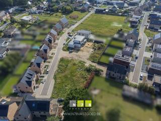 <strong>PERCEEL BOUWGROND (LOT 9) VOOR OPEN BEBOUWING OP EEN PERCEEL VAN 5A33CA TE MAASEIK.<br /><br /></strong>Droomt u van een vrijstaande woning op een rustige locatie met een uitstekende bereikbaarheid? Dan is dit perceel bouwgrond voor open bebouwing aan de De Fraipontweg 25 in Maaseik precies wat u zoekt. Lot 9 maakt deel uit van een nieuwe, kwalitatieve verkaveling en heeft een perceeloppervlakte van 533m². Dankzij de bestemming voor open bebouwing geniet u van maximale ontwerpvrijheid om uw ideale woning te realiseren, volledig afgestemd op uw wensen en levensstijl.<br /><br /><strong>TROEVEN</strong><br />- Bouwgrond voor open bebouwing.<br />- Perceeloppervlakte van 533m².<br />- Gelegen in een nieuwe en verzorgde verkaveling.<br />- Rustige en residentiële woonomgeving.<br />- Vlotte bereikbaarheid van het centrum van Maaseik.<br />- Goede verbinding naar omliggende gemeenten en belangrijke invalswegen.<br />- Ideaal voor gezinnen die op zoek zijn naar ruimte, privacy en wooncomfort.<br />- Reeds uitgewerkt voorontwerp beschikbaar ter inspiratie.<br /><br /><strong>LIGGING</strong><br />De Fraipontweg bevindt zich in een aangename en groene woonomgeving waar rust en bereikbaarheid perfect samengaan. Winkels, scholen, horecazaken en recreatiemogelijkheden bevinden zich op korte afstand, terwijl u thuis geniet van een rustige woonomgeving.<br /><br /><strong>EXTRA TROEF: VOORONTWERP BESCHIKBAAR</strong><br />Voor dit perceel werd reeds een aantrekkelijk architecturaal ontwerp uitgewerkt door architect Karlien Breemans. Dit ontwerp biedt toekomstige bouwers een inspirerend vertrekpunt en geeft onmiddellijk een duidelijk beeld van de mogelijkheden die deze bouwgrond te bieden heeft.<br /><br />De plannen kunnen vrijblijvend worden ingekeken op het kantoor van de architect. Uiteraard bent u niet gebonden aan dit ontwerp en blijft u volledig vrij om uw eigen bouwproject te realiseren binnen de geldende verkavelingsvoorschriften.<br /><br /><strong>VERKAVELINGSVOORSCHRIFTEN</strong><br />De stedenbouwkundige voorschriften van de verkaveling zijn van toepassing. Het verkavelingsplan en de bijhorende voorschriften kunnen geraadpleegd worden via de rubriek ‘Documenten’ op onze website.<br /><br /><strong>EXTRA INFORMATIE</strong><br />- De aanduiding van het perceel op de foto's is uitsluitend indicatief en onder voorbehoud.<br />- Het verkavelingsplan en de stedenbouwkundige voorschriften kunnen worden gedownload via de rubriek ‘downloads’ in onderhavige advertentie op www.n78vastgoed.be.<br />- Het uitgewerkte voorontwerp kan vrijblijvend worden ingekeken op afspraak.<br /><br />Bekijkt u deze advertentie via een andere vastgoedwebsite? Bezoek dan zeker onze website voor de volledige beschrijving, bijkomende informatie en alle beschikbare foto's. <strong><br /></strong>