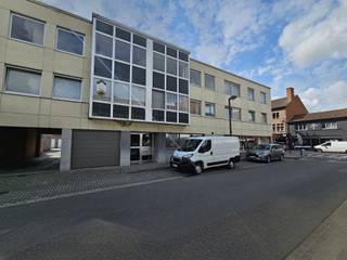 Dit te renoveren 2 slaapkamer appartement ligt vlakbij het station en heeft het centrum op wandelafstand.<br />Winkel, scholen,...zijn te voet makkelijk bereikbaar.<br /><br />Het stationsplein waar er gratis kan geparkeerd worden ligt op 5min wandelafstand.<br /><br />Op het eerste verdiep vind je de toegangsdeur tot het appartement.<br />De inkomhal bevat verschillende deuren waarachter je volgende ruimtes kan vinden:<br />Slaapkamer 1, slaapkamer 2 met balkon, toilet, badkamer met ligbad en de woonkamer.<br />Aanpalend aan de woonkamer bevindt zich de keuken.<br /><br />Dit appartement heeft wat liefde en renovatie nodig, m.a.w. een op te kuisen pareltje.<br /><br />Het appartement is momenteel verhuurd dus ook voor de investeerders onder ons kan dit een interessant verhaal zijn.<br />Return on investment gegarandeerd.<br /><br />Interesse?<br />Aarzel niet en neem contact op met ons kantoor.