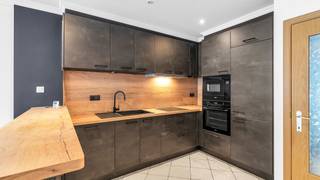<p>Centraal gelegen in Heusden vinden we dit bijzonder ruime appartement met een bewoonbare oppervlakte van maar liefst 150 m². Dankzij de ruime en praktische indeling, drie volwaardige slaapkamers, veranda en de bijkomende buitenruimte biedt dit appartement heel wat mogelijkheden voor wie op zoek is naar ruimte en comfort op een centrale locatie.</p>
<p>Het appartement beschikt over een ruime leefruimte en een volledig vernieuwde, moderne open keuken en badkamer. Verder zijn er 3 volwaardige slaapkamers aanwezig. Deze kunnen nog een opfrisbeurt gebruiken, waardoor u met een likje verf eenvoudig uw eigen stijl en sfeer aan het appartement kunt geven.</p>
<p>Aan de achterzijde beschikt het appartement over het exclusieve gebruiksrecht van het achterliggende perceel grond. Dit biedt interessante mogelijkheden om hier een gezellige tuin, terras of andere buitenruimte in te richten met toegang tot de veranda aan de zijkant van het gebouw. Hierbij dient wel rekening gehouden te worden met het bestaande recht van doorgang ten voordele van de buurman, zodat deze toegang behoudt tot zijn garage.</p>
<p>De verwarming gebeurt momenteel op stookolie en de aanwezige stookolietank is conform. Daarnaast is er reeds een gasaansluiting voorzien, waardoor ook op vlak van verwarming verschillende mogelijkheden bestaan.</p>
<p>Het appartement beschikt momenteel over een EPC-label F en valt bijgevolg onder de renovatieverplichting. Sinds de laatste EPC-controle werden de ramen en deuren reeds gerenoveerd, waardoor er ondertussen al belangrijke energetische verbeteringen werden uitgevoerd. Deze werken zijn nog niet opgenomen in het huidige EPC-attest. Volgens de beschikbare inschatting zou de plaatsing van een warmtepomp een belangrijke bijkomende stap zijn om aan de geldende renovatieverplichting te voldoen.</p>
<p>Ook de ligging is een grote troef. Dankzij de centrale ligging in Heusden bevinden winkels, horeca, openbaar vervoer en andere dagelijkse voorzieningen zich op korte afstand. Ook de omliggende gemeenten en belangrijke verbindingswegen zijn vlot bereikbaar.</p>
<p>Een interessant appartement voor wie op zoek is naar veel woonruimte, drie slaapkamers en de mogelijkheid om een eigen buitenruimte te creëren, waarbij de belangrijkste binnenruimtes reeds volledig vernieuwd zijn en de overige ruimtes vooral nog naar eigen smaak kunnen worden opgefrist.</p>
<p>Locatie: <span>Guido Gezellelaan 131/1 3550 </span>Heusden</p>
<p>Interesse of een bezoek plannen? Contacteer <strong>Lieselotte</strong> via <span><strong>0493 56 87 30</strong></span>.</p>
<p><strong>We Invest Demervallei</strong><br /><em>Vastgoed Anders Bekeken</em></p>