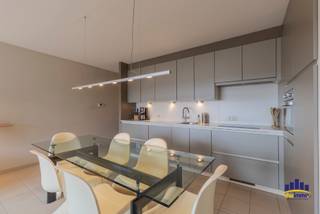 <strong>Instapklaar en lichtrijk 1-slaapkamer appartement met prachtig zicht op het water</strong><br />Bent u op zoek naar een stijlvol en instapklaar appartement op een toplocatie? Dit open en lichtrijke 1-slaapkamer appartement aan de Hubert Frère-Orbanlaan in Gent biedt een uniek zicht op het water en een aangename woonbeleving.<br />De ruime, open leefruimte wordt overspoeld met natuurlijk licht dankzij grote raampartijen en biedt een prachtig, rustgevend uitzicht over het water.<br />De indeling zorgt voor een gevoel van ruimte en comfort, ideaal om thuis te komen en te ontspannen.<br />De keuken sluit mooi aan bij de leefruimte en is praktisch ingericht.<br />Verder beschikt het appartement over een volwaardige slaapkamer en een verzorgde badkamer.<br />Alles is instapklaar, waardoor u zonder zorgen meteen kunt verhuizen of verhuren.<br /><strong>Troeven:</strong>
<ul>
	<li><span>Open en lichtrijke leefruimte</span></li>
	<li><span>Prachtig zicht op het water</span></li>
	<li><span>Instapklaar</span></li>
	<li><span>Rustige maar centrale ligging</span></li>
	<li><span>Ideaal voor eigen bewoning of investering</span></li>
</ul>
<br />Een unieke kans om te wonen op een gegeerde locatie aan het water in Gent, met het stadscentrum, winkels en openbaar vervoer binnen handbereik.<br />Voor meer info en/of bezoek bel me vandaag 0494/80.77.88 <br /> 