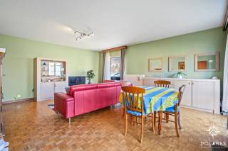 KIJKDAG OP 10/10 *** Reserveer je tijdsslot via www.polares.eu *** <br /><br />Dit gelijkvloers appartement van ongeveer 100 m² is gelegen in Nederokkerzeel en biedt een aangename en praktische indeling. De ruime leefruimte sluit aan op de keuken en de praktische berging. Verder beschikt het appartement over twee slaapkamers en een badkamer met ligbad, enkele wastafel en aansluiting voor de wasmachine.<br /><br />Het appartement is op te frissen en biedt hierdoor de mogelijkheid om het volledig naar eigen smaak en wensen in te richten. Er is geen terras en het gebouw beschikt niet over een lift. Bij het appartement horen bovendien een privatieve kelder en een garage, wat zorgt voor extra bergruimte en parkeermogelijkheid.<br /><br />Ook op technisch vlak biedt dit appartement heel wat troeven. Er geldt geen renovatieverplichting, de elektriciteit werd volledig vernieuwd met nieuwe leidingen, stopcontacten en lichtschakelaars, en wordt bovendien bevestigd door een conform keuringsattest. Daarnaast is het appartement volledig asbestvrij. De plannen en beschikbare attesten zijn te raadplegen op onze website.<br /><br />Een interessant appartement voor wie op zoek is naar een ruim gelijkvloers appartement met twee slaapkamers, garage en kelder, met bovendien zeer lage maandelijkse kosten en de mogelijkheid om het naar eigen smaak op te frissen.