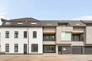 Bent u op zoek naar een ruim, hedendaags en energiezuinig appartement met een mooie afwerking, en dit op wandelafstand van de Leie? 

Dit moderne hoekappartement in residentie “De Rembrandt” biedt een combinatie van wooncomfort, ruimte en een vlotte bereikbaarheid nabij het centrum van Wielsbeke. 

Bovendien bestaat, mits voldaan aan de voorwaarden, de mogelijkheid om deze woning aan te kopen aan het verlaagde btw-tarief van 6%.

Het appartement is gelegen op de tweede verdieping en verwelkomt u via een ruime inkomhal met gastentoilet en praktische berging. De open leefruimte geniet van veel lichtinval en sluit naadloos aan op de volledig ingerichte keuken. Naast de keuken bevindt zich een aparte was-/bergruimte.

Via de leefruimte bereikt u het aangename terras van 11 m² waar u in alle rust kan genieten van de omgeving. Verder beschikt het appartement over twee volwaardige slaapkamers en een ruime badkamer voorzien van een douche, ligbad en dubbele lavabo.

Met een bewoonbare oppervlakte van maar liefst 121 m² biedt dit appartement bijzonder veel ruimte. Dankzij de vloerverwarming, privatieve zonnepanelen en het gunstige E-peil 18 woont u hier bovendien uiterst energiezuinig.

Extra pluspunten zijn de lift in het gebouw, de private berging, de mogelijkheid tot aankoop van een garage en de centrale ligging vlakbij winkels, verbindingswegen en wandel- en fietsroutes langs de Leie.

Kortom, een instapklaar appartement voor wie comfortabel en kwalitatief wil wonen.

Interesse? Contacteer Luna via luna@immobeguin.be