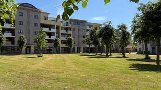 Op zoek naar een lichtrijk en comfortabel appartement in Hasselt? Dit instapklare en energiezuinige appartement biedt u een moderne woonervaring op een toplocatie.Dankzij de grote raampartijen geniet u in de royale leefruimte van een prachtig lichtinval. De volledig uitgeruste keuken is voorzien van alle hedendaagse comfort. Met 2 volwaardige slaapkamers en een badkamer met zowel ligbad als douche, biedt dit appartement verrassend veel ruimte. Bovendien geniet u hier van een rustig binnenplein, terwijl scholen, winkels en het openbaar vervoer op wandelafstand liggen.Indeling:Verdiep +2- Inkomhal- leefruimte- volledig uitgeruste keuken- twee slaapkamers- badkamer - berging- terras - apart toiletVerdiep -1- kelderberging - garage De snelste manier om een bezoek te brengen aan dit appartement? Vraag je bezoek aan via de rode knop op onze website (www.dewaele.com).Telefonisch kunnen er geen afspraken gemaakt worden. Bij andere vragen kun je ons telefonisch contacteren via 011 30 50 50.Tot binnenkort!