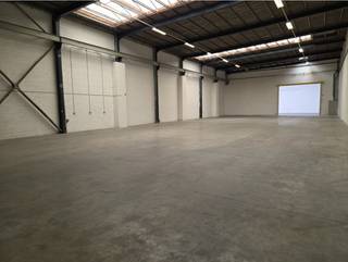 Gelegen op een vlot bereikbare locatie biedt dit magazijn van 500 m² een ideale ruimte voor opslag of lichte professionele activiteiten. De site...