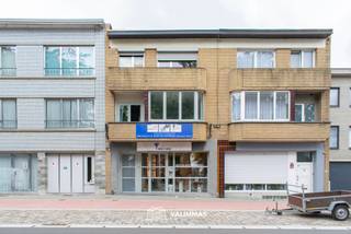 VALIMMAS verkoopt deze commercieel gelegen (handels)woning met mooie tuin....
Het gelijkvloers omvat een inkomhal, een handelsruimte vooraan (± 20m²), een tussenruimte (± 16m²) met inbouwkasten, een (bureel)ruimte achteraan (± 25m²), een toilet, een veranda en de tuin achteraan (ideaal georiënteerd naar het zuidwesten).
De eerste verdieping herbergt een overloop, een toilet, een ruime living met schuifraam naar het overdekte terras achteraan (± 29m²), een keuken en een balkon vooraan.
De tweede verdieping bestaat uit een overloop, twee grote slaapkamers, een dressing, en een badkamer met ligbad.
De woning is grotendeels onderkelderd (± 75m²).
Commerciële ligging langsheen N9 Brussel-Aalst. Uitstekende zichtbaarheid. Mobiscore = 8,5/10. Parkeerstrook voor de woning.