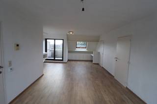 INDELINGWoonkamer met videofoon en ingemaakte kast, aanbouwkeuken met spoeltafel met 1 spoelbak, afzuigkap, keramische kookplaat en koelkast...