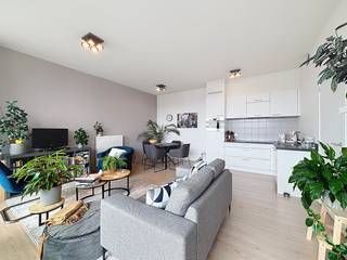 <strong>Stijlvolle cityflat</strong> met ruim terras op de 3de verdieping van een nieuwbouwresidentie gelegen tussen het Eilandje en het Historisch Centrum. Het MAS en de Jachthaven liggen om de hoek. Supermarkten en openbaar vervoer vind je in de straat.<br /><br /><strong>Indeling</strong>: inkomhal; wasplaats, apart toilet, douchekamer, 2 slaapkamers, woonkamer met open keuken en prachtig groot schuifraam naar het terras.<br /><br /><strong>Bijzonderheden:</strong><em> </em>
<ul>
<li>Gemeenschappelijke fietsenstalling met 3 privatieve fietsplaatsen.</li>
<li>Inclusief ondergrondse parkeerplaats met elektrische laadpaal.</li>
<li>Algemene kosten € 155,-/maand. </li>
<li>EPC: 99 kWh/m²</li>
<li>Beschikbaar: 1december 2026.</li>
</ul>